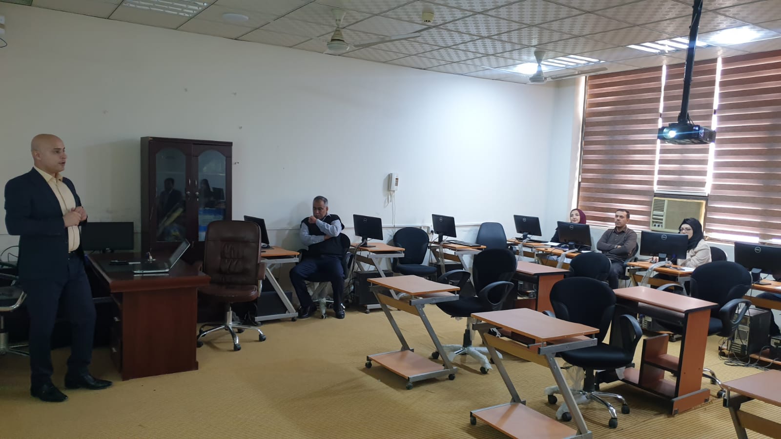 تدريسي في كلية القانون والعلوم السياسية يلقي محاضرة ضمن دورات شعبة التعليم المستمر في رئاسة الجامعة